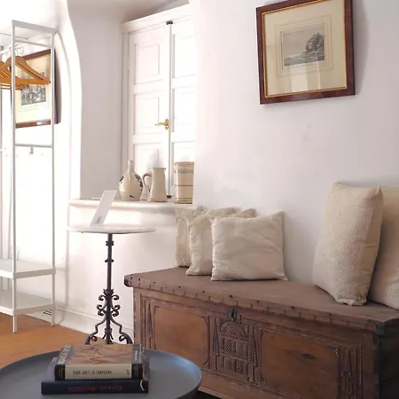 The Palm Rock, Santorini Foinikiá