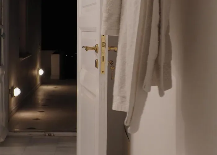 The Palm Rock, Santorini Foinikiá