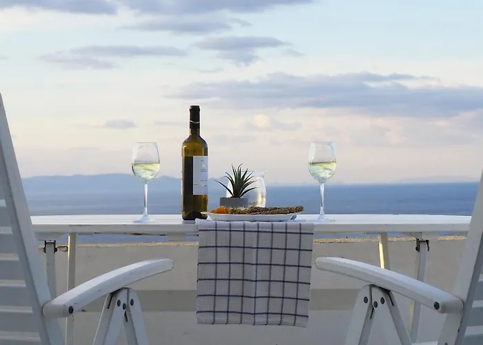 The Palm Rock, Santorini Foinikiá