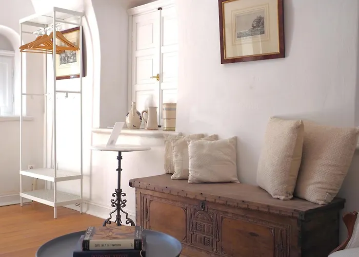 The Palm Rock, Santorini Foinikiá