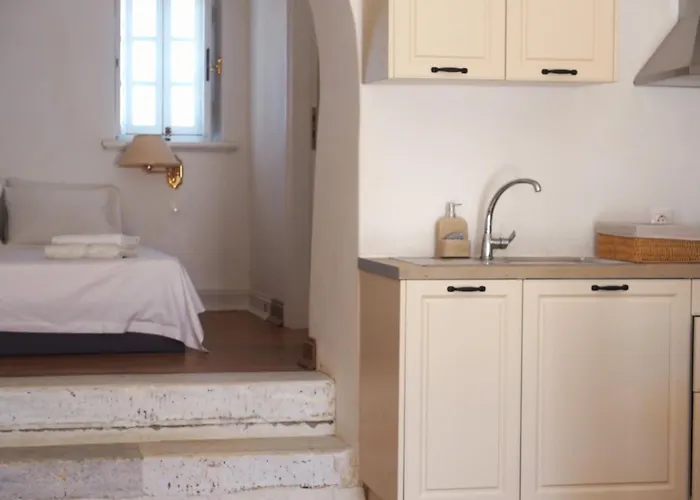 The Palm Rock, Santorini Foinikiá