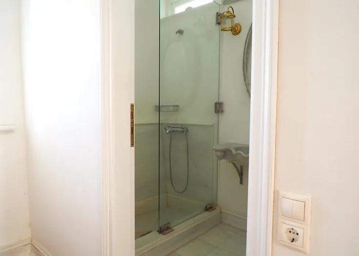 The Palm Rock, Santorini