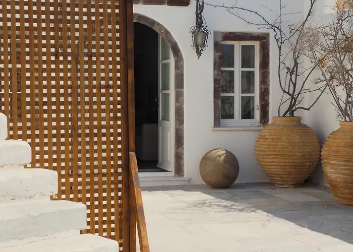 The Palm Rock, Santorini Foinikiá