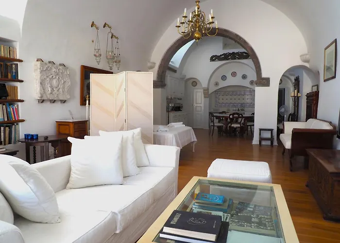 The Palm Rock, Santorini Foinikiá