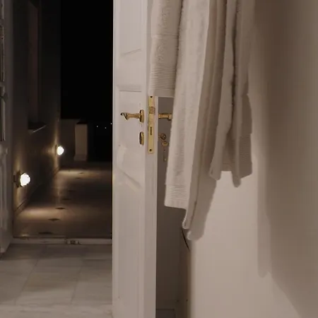 The Palm Rock, Santorini Foinikiá