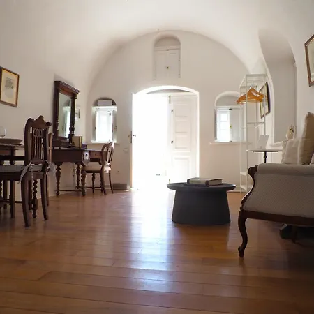 The Palm Rock, Santorini Foinikiá