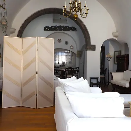 The Palm Rock, Santorini Foinikiá