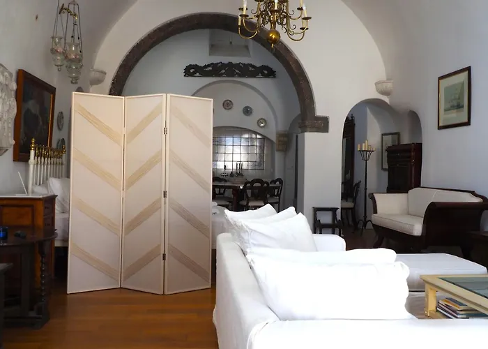 The Palm Rock, Santorini Foinikia (Santorini)